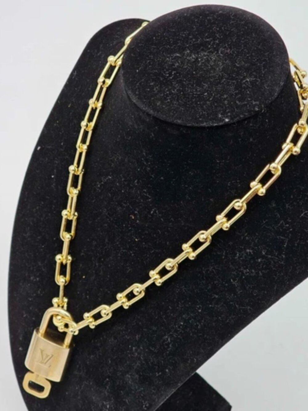 Gold-Plated Necklace with Authentic Louis Vuitton Padlock - Picture 10 of 10
